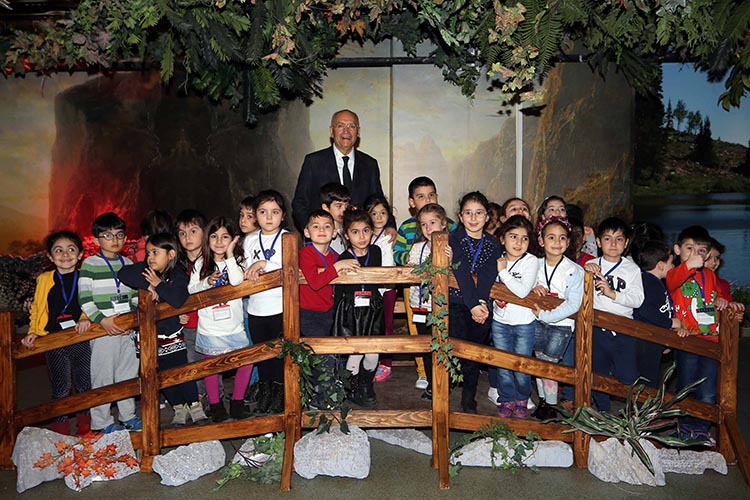 Başkan Yaşar, Yenimahalleli Miniklerle Yeni Yılı Kutladı
